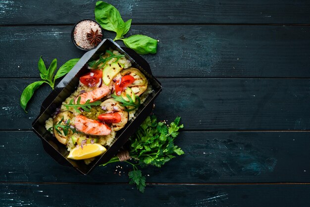 Cous cous e salmone con verdure grigliate Cibo con consegna Vista dall'alto Spazio libero per il testo Stile rustico