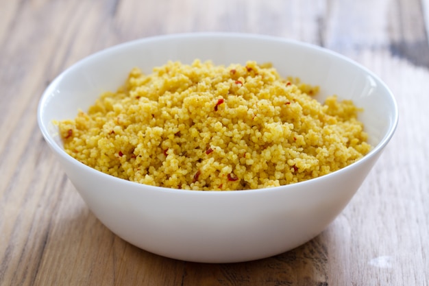 Cous cous in ciotola bianca