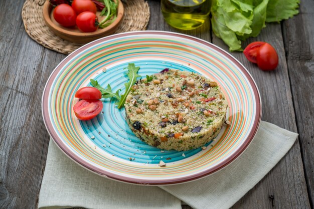 Couscous con gamberi e verdure in una ciotola