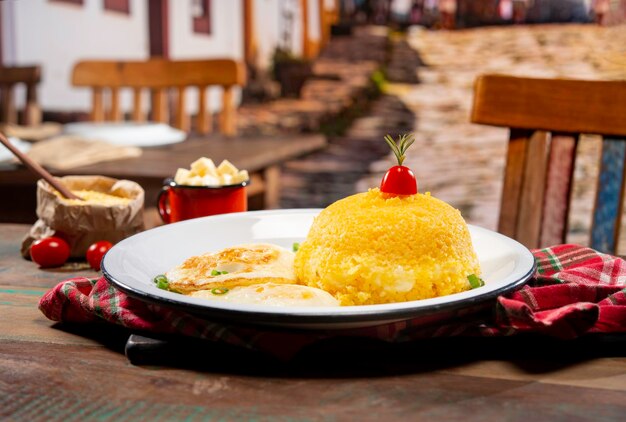 couscous ripieno di formaggio e uova in una splendida cornice cittadina di campagna, cuzcuz