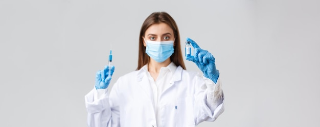 Covid che previene gli operatori sanitari del virus e il concetto di quarantena medico in guanto di gomma con maschera medica