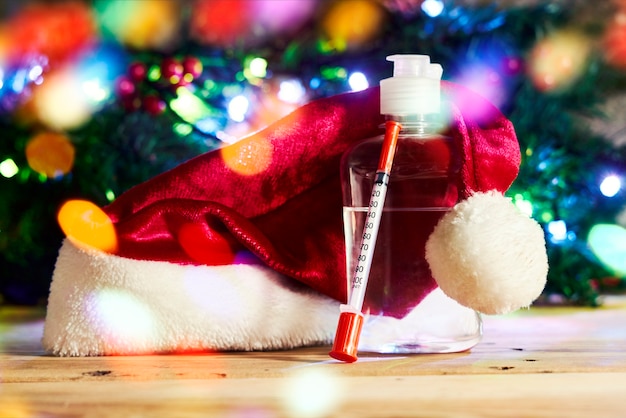 Covid e vacanze natalizie antisettico disinfettante per le mani siringa e medicinali