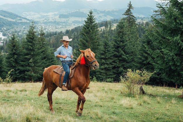 Cowboy a cavallo sulle montagne