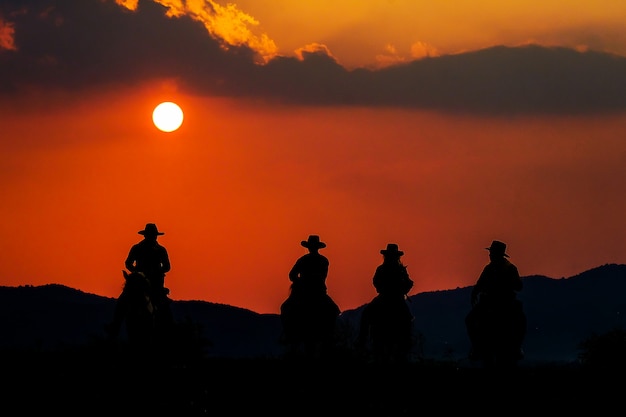 Cowboy a cavallo vicino al sole