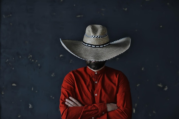 cowboy severo con un cappello con tesa, paglia, stile vintage retrò, uomo arrabbiato selvaggio west western