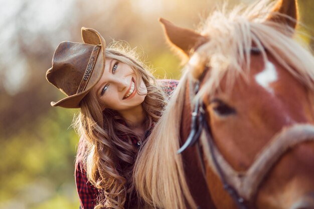 Cowgirl equitazione sul campo estivo