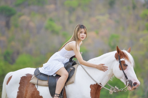 Cowgirl stalle.Concetto di donna retrò in ranch di cavalli.stile vintage