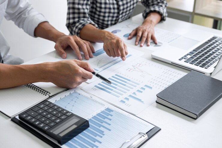 Foto cowork di consultazione dei colleghi di lavoro che analizza i grafici.