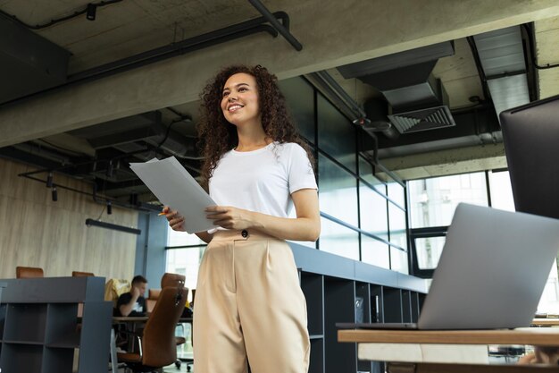 Coworking e lavoro in ufficio concetto con giovane donna