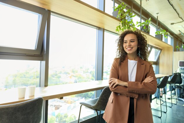 Coworking e lavoro in ufficio concetto con giovane donna