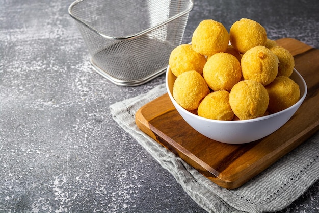 coxinha, bolinha de queijo e risolis. spuntino tradizionale brasiliano per feste