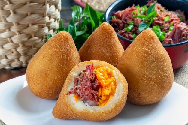 Coxinha con carne secca e formaggio cheddar