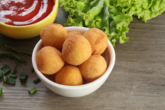 Coxinha di pollo, spuntino brasiliano.