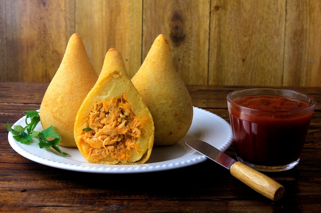 Coxinha nel piatto, snack tradizionali della cucina brasiliana ripieni di pollo