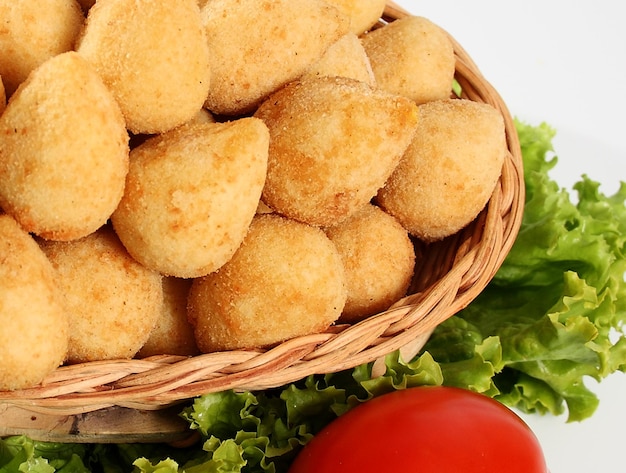 Coxinha, spuntino salato di pollo fritto brasiliano. ( Salgadinho )