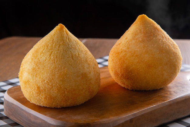 Coxinha, spuntino tradizionale della cucina brasiliana ripieno di pollo