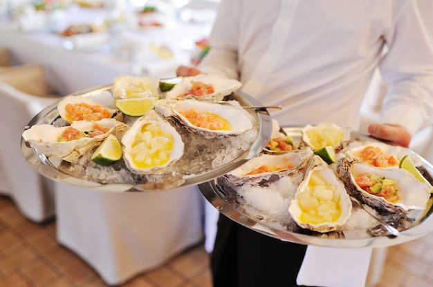 Cozze al forno con formaggio, coriandolo e limone in gusci d&#39;ostrica.