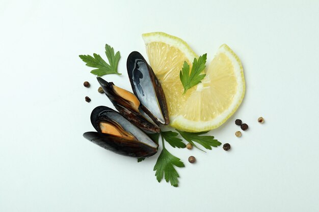 Cozze al limone, prezzemolo e pepe su fondo bianco