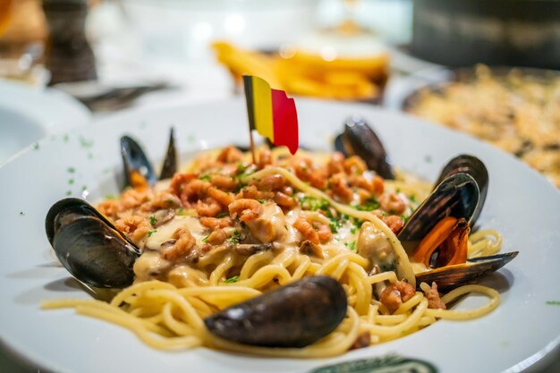 Cozze al vapore belghe tradizionali con pasta Belgio