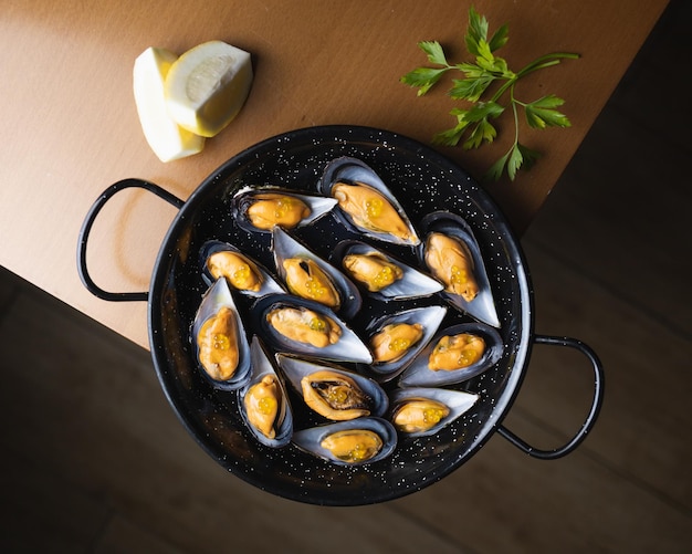 Cozze al vapore con perle di limone