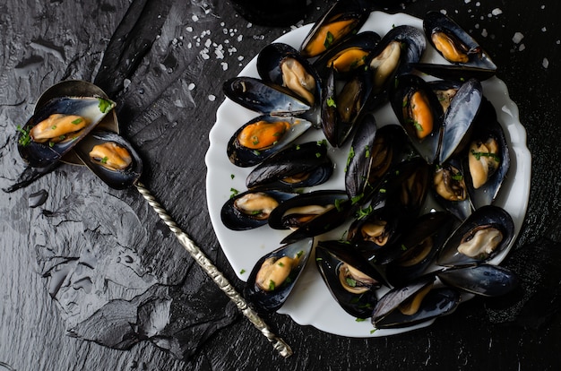 Cozze al vapore con prezzemolo su oscurità