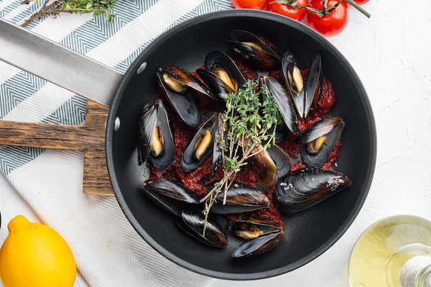 Cozze alla griglia con salsa di pomodoro alle erbe