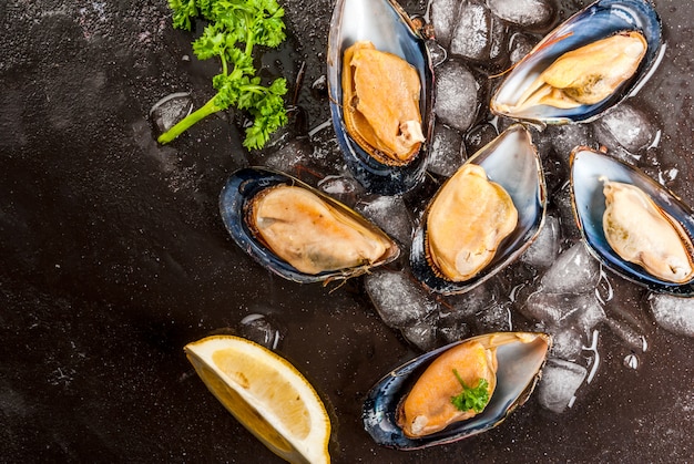 Cozze aperte fresche su ghiaccio