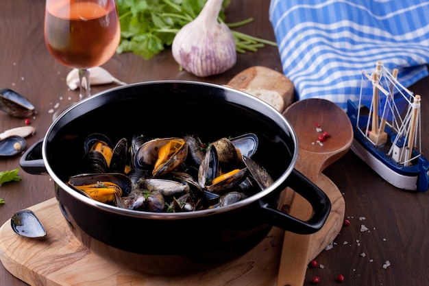 Cozze appena cotte alle erbe e vino bianco