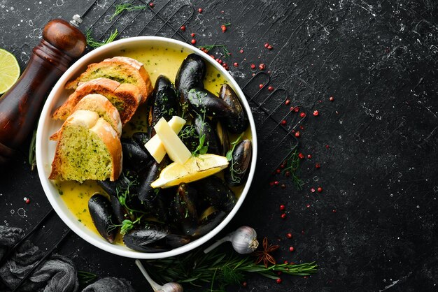 Cozze bollite con salsa di formaggio e aglio Vista dall'alto Spazio libero per il testo