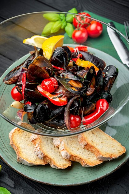 Cozze bollite in conchiglie erbe varie verdure e spezie