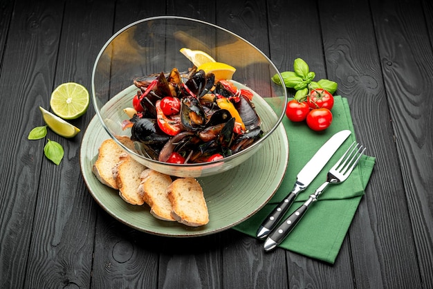 Cozze bollite in conchiglie erbe varie verdure e spezie