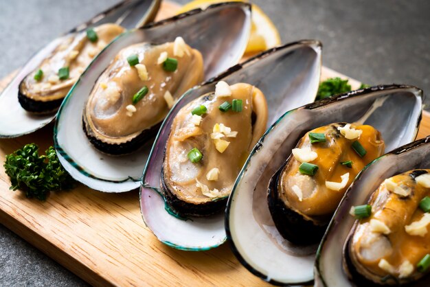 cozze con limone e aglio