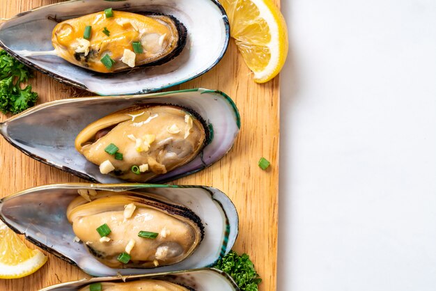 cozze con limone e aglio