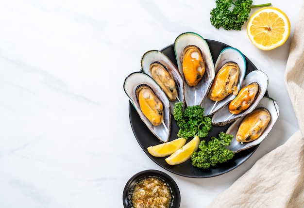 cozze con limone e prezzemolo