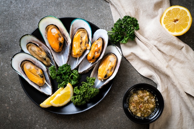 cozze con limone e prezzemolo