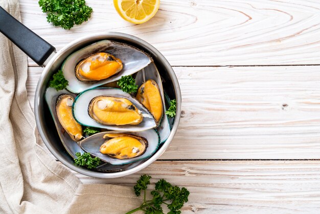 cozze con limone e prezzemolo