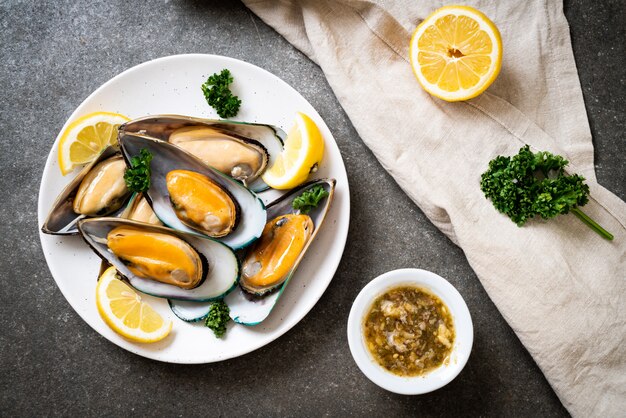 cozze con limone e prezzemolo