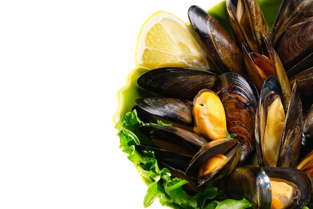 Cozze cotte con limone e prezzemolo sul tavolo servite cozze pronte da mangiare