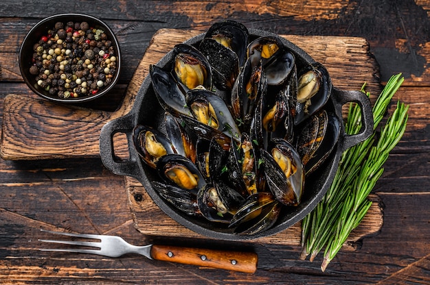 Cozze cotte con salsa al vino bianco in padella con erbe aromatiche