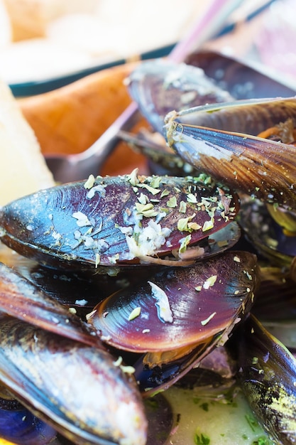 Cozze cotte decorate con una fetta di limone