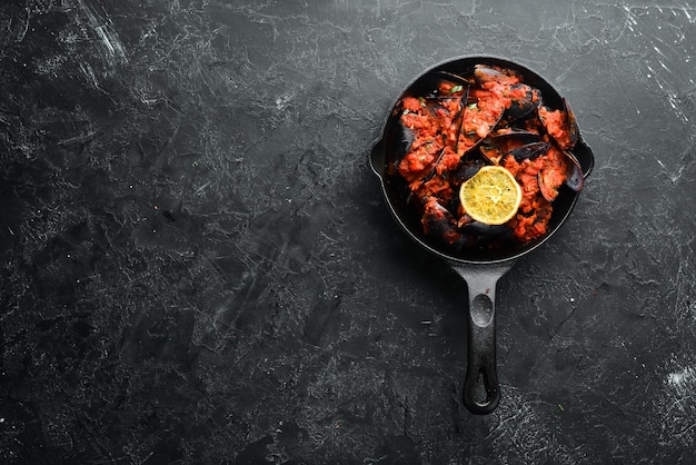 Cozze cotte in salsa di pomodoro Frutti di mare Vista dall'alto Spazio libero per il testo