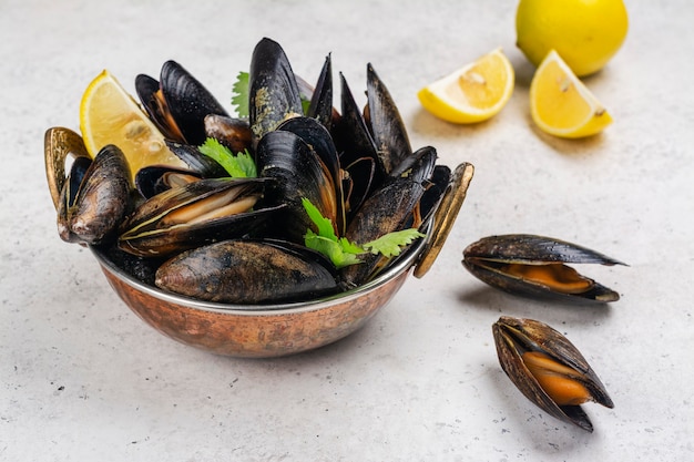 Cozze di mare cotte al limone