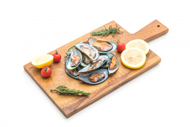 cozze fresche su sfondo bianco