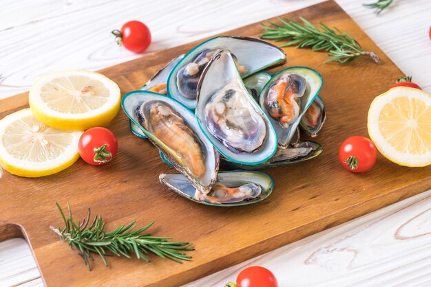 cozze fresche su tavola di legno