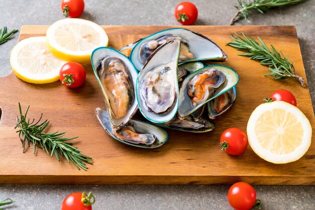 cozze fresche su tavola di legno