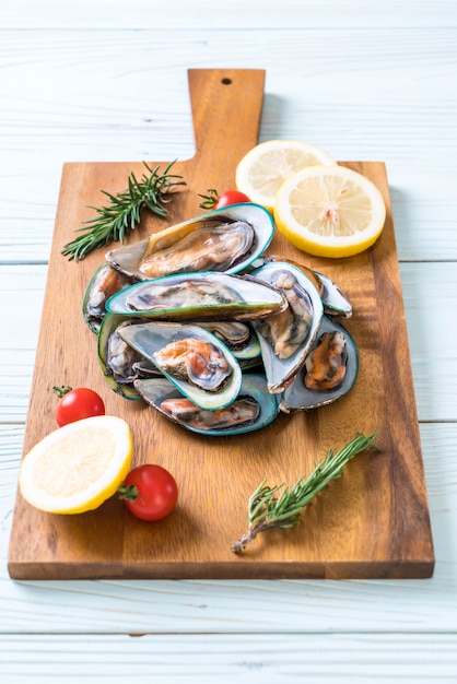 cozze fresche su tavola di legno