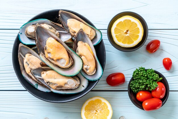 cozze fresche sulla ciotola