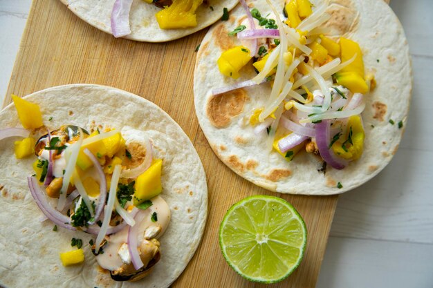 Cozze in salamoia e taco al mango.