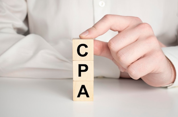 CPA Certified Public Accountant segno su cubi di legno con grafico