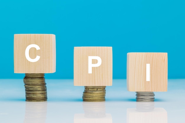 CPI Customer Price Index parola simbolo concetto aziendale Blocchi di legno con lettere CPI su moneta crescente impilata